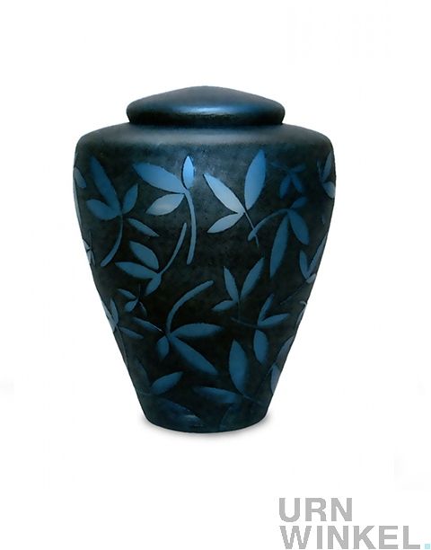 Deze glazen urn 'Blauw' is gemaakt van hoogwaardig De urn van glas is een geblazen kunstwerk. | URNWINKEL.