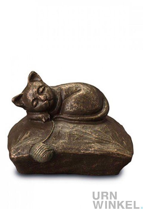 Kattenurn 'Slapend op kussen'. Een bijzondere urn voor geliefde of poes. | URNWINKEL.